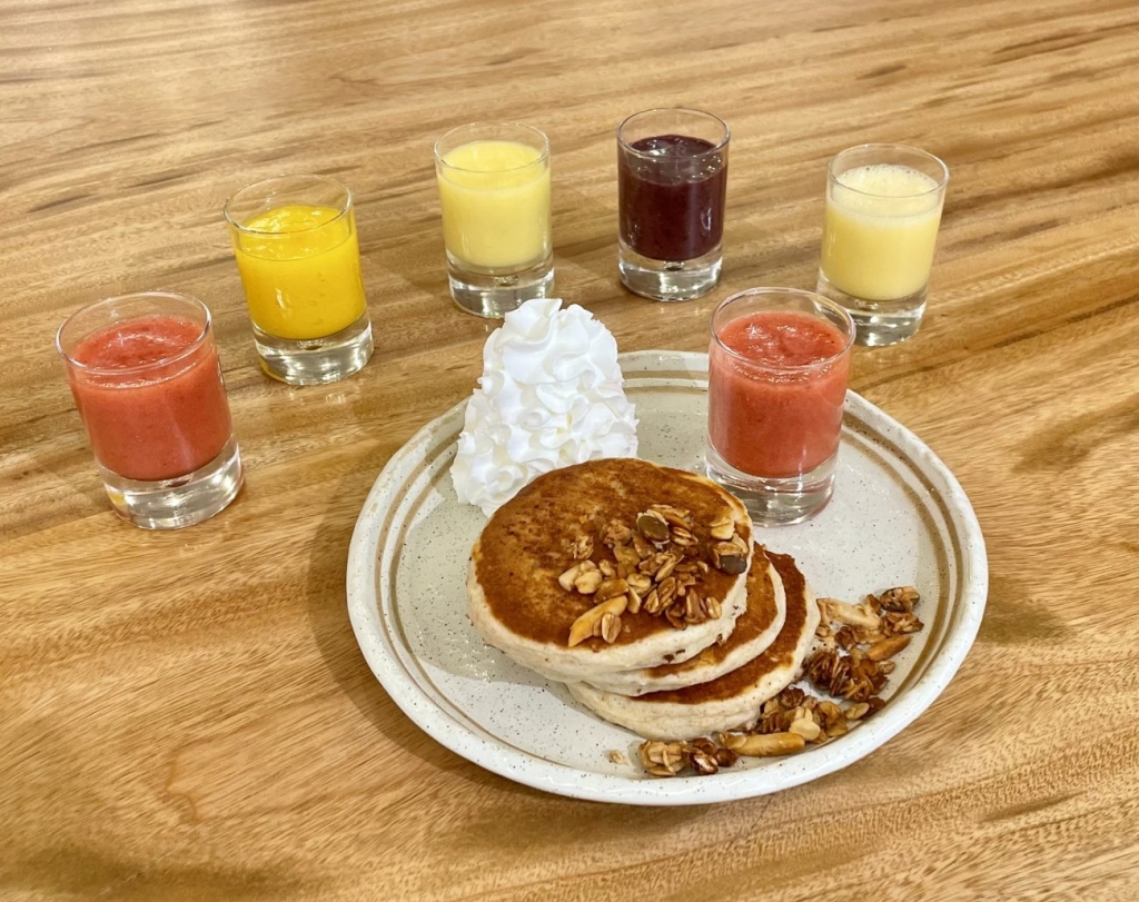 注文を受けてからブレンダーで仕上げるフルーツソースをかけて楽しむパンケーキ