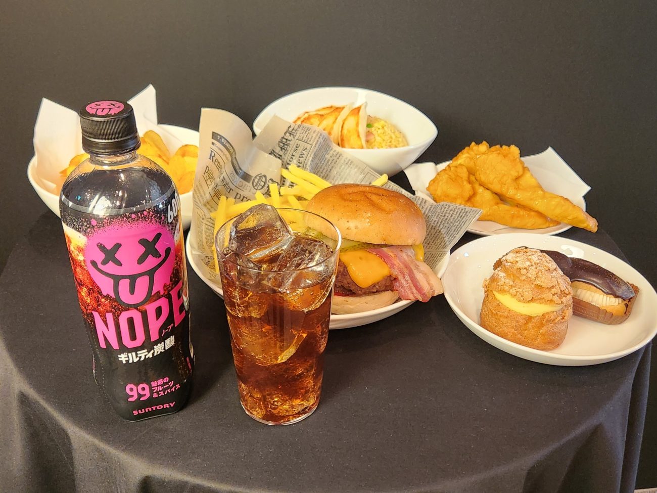 ハンバーガーやスイーツとの食べ合わせを提案する「NOPE」