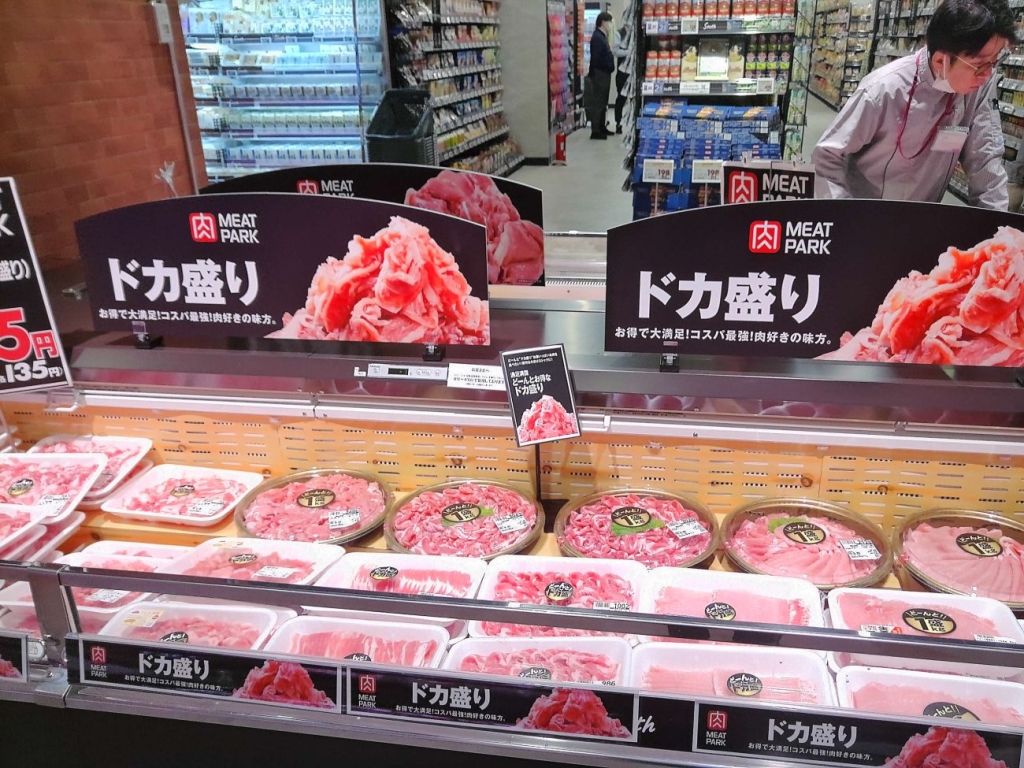 メニューやシーン別で精肉を陳列