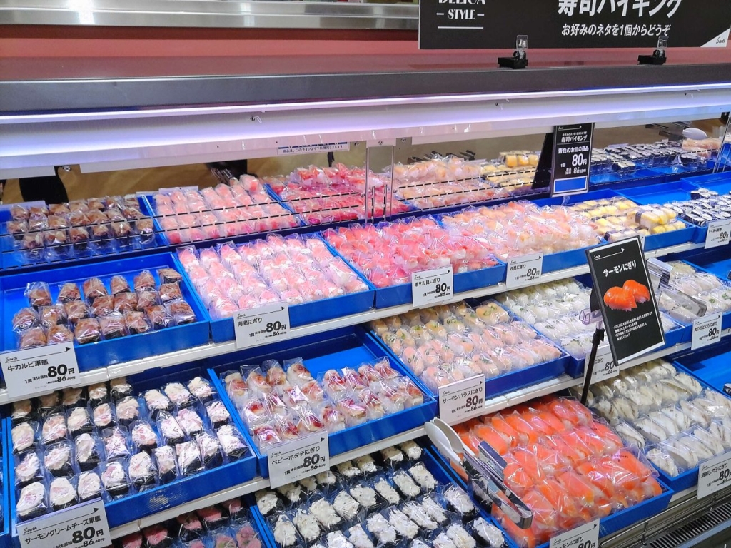 惣菜売場で個包装の寿司を展開