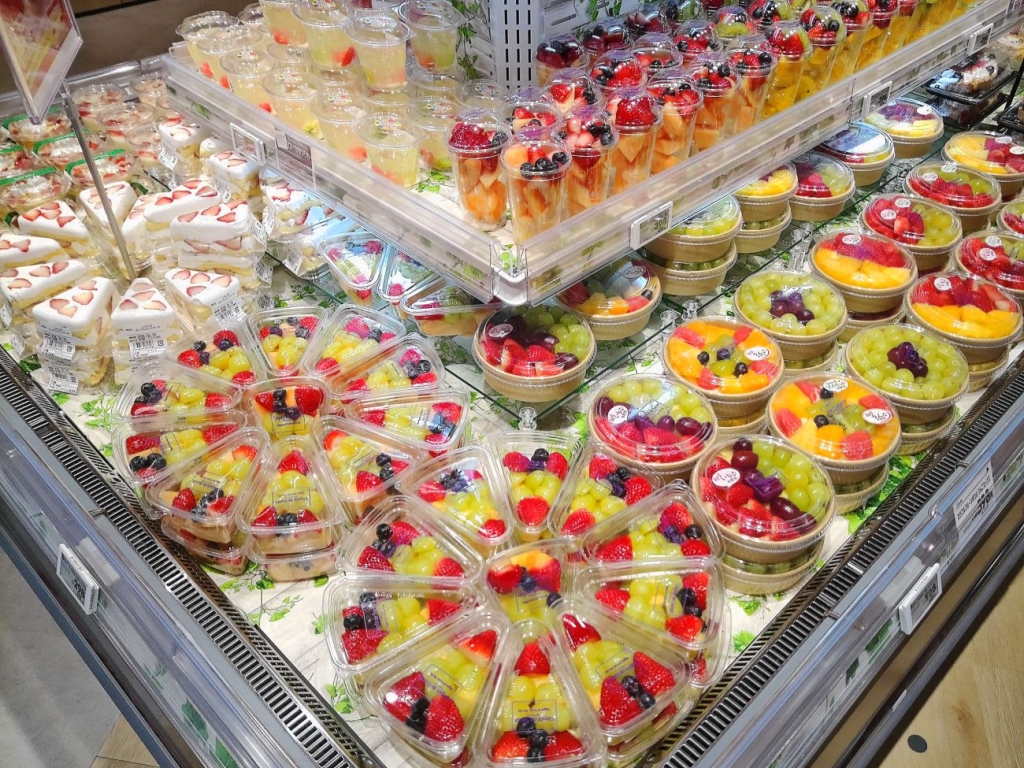果物売場のフルーツを使ったスイーツも