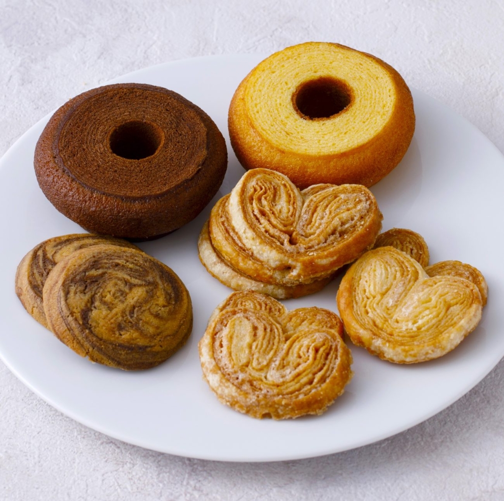 紀ノ国屋定番の焼菓子をセットに