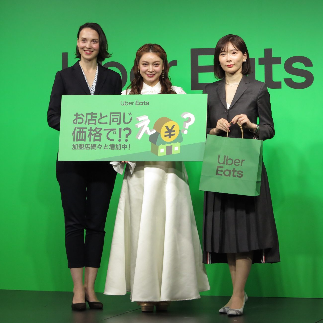 ユリア･ブロヴキナ氏（左）、平愛梨氏（中央）、馬淵磨理子氏（右）