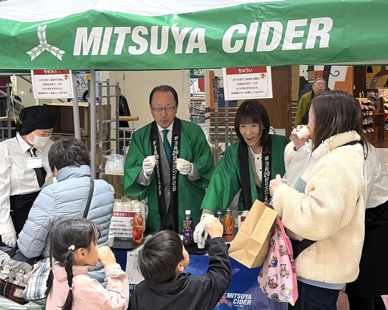 米女社長（中央左）と近藤次期社長（同右）が店頭での試飲イベントに参加