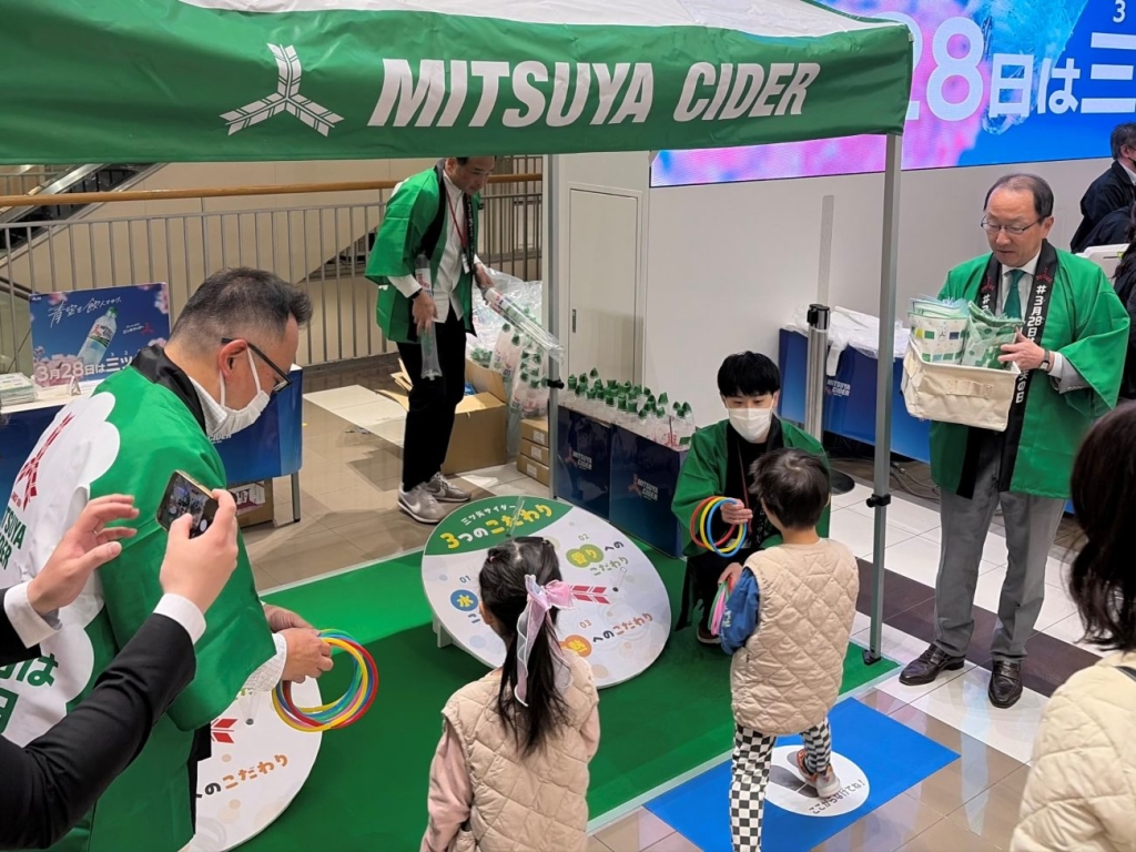 店頭のイベントブースの一角には輪投げコーナーも（写真右は米女社長）