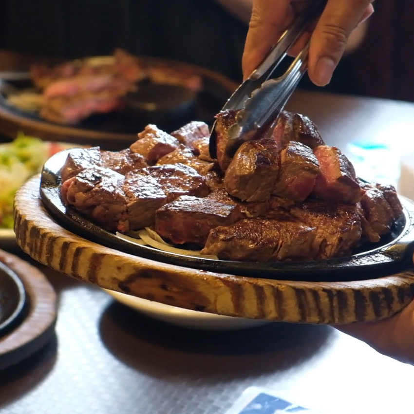 通常1,000円～3,000円相当のステーキが食べ放題