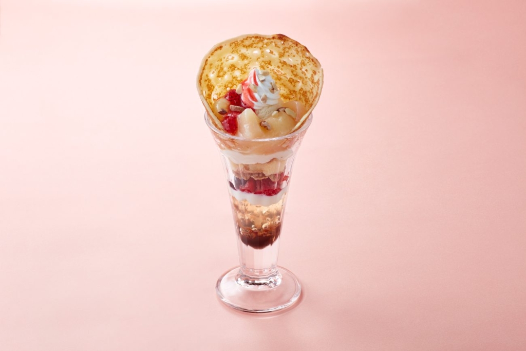 ごろっと白桃とベリーのフロマージュパフェ／739円（税込812円）