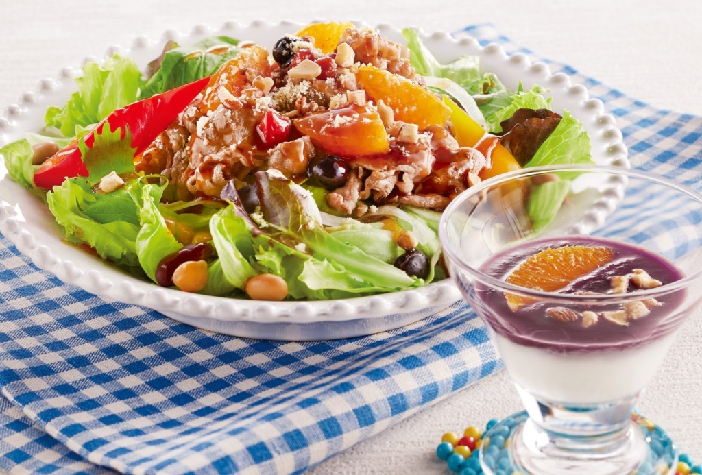 カラダはぐくむ！薄切りビーフとミックスビーンズのパワーサラダ＆アサイーヨーグルト