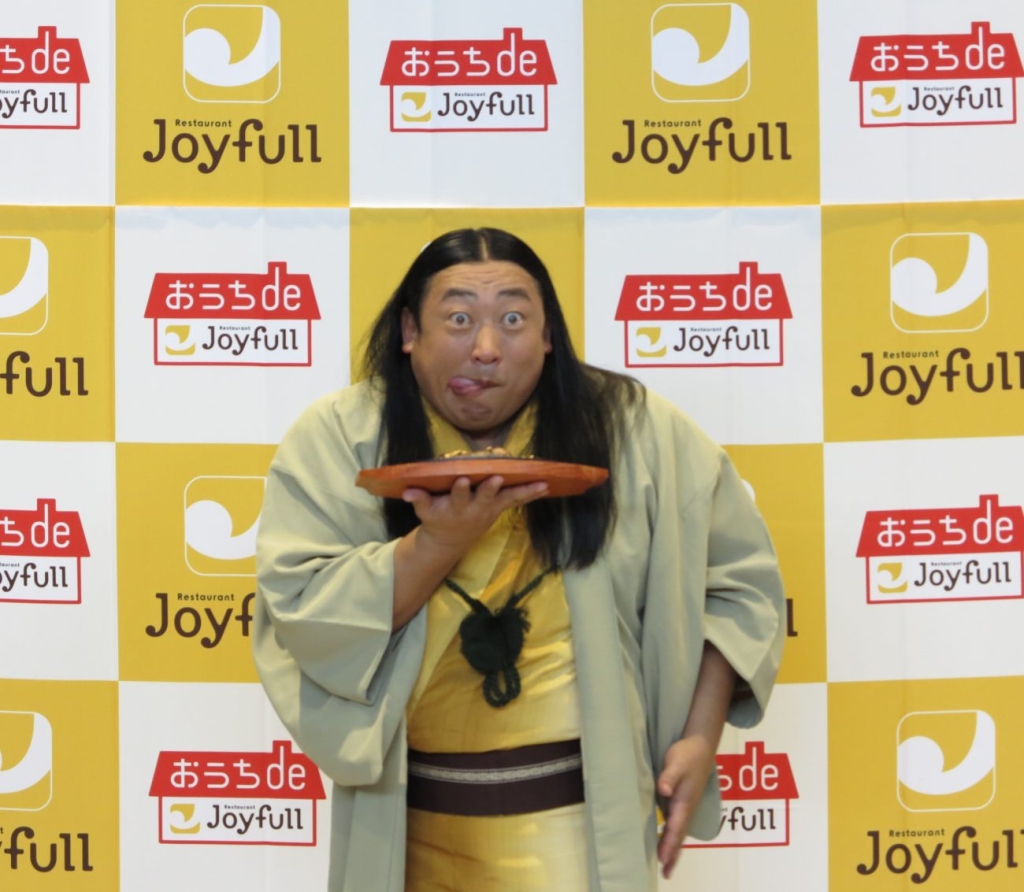 豚肩ロースステーキ を前に舌なめずりする秋山さん