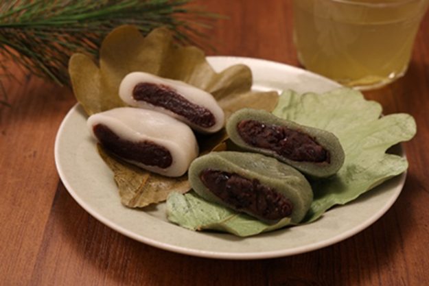 二色かしわ餅（こしあん・よもぎ粒あん）2個入