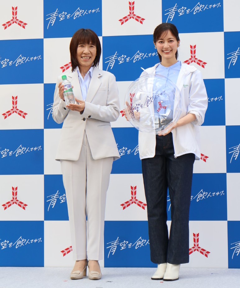 アサヒ飲料の近藤新社長（左）と生田絵梨花さん