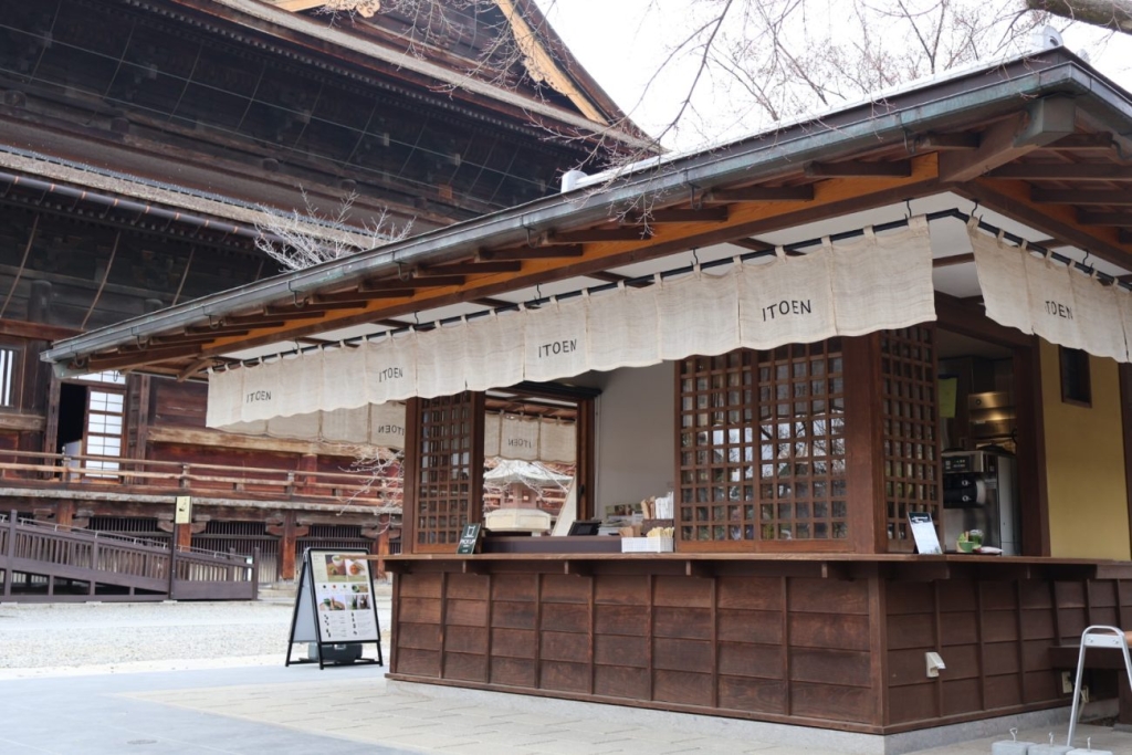 善光寺（左）と「茶寮 伊藤園 善光寺店」