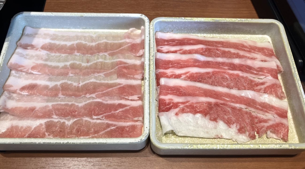 三元豚しゃぶ（左）と、特選牛しゃぶ（右）
