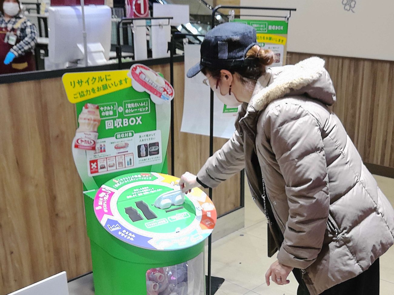 消費者から洗って乾かした容器などを回収する