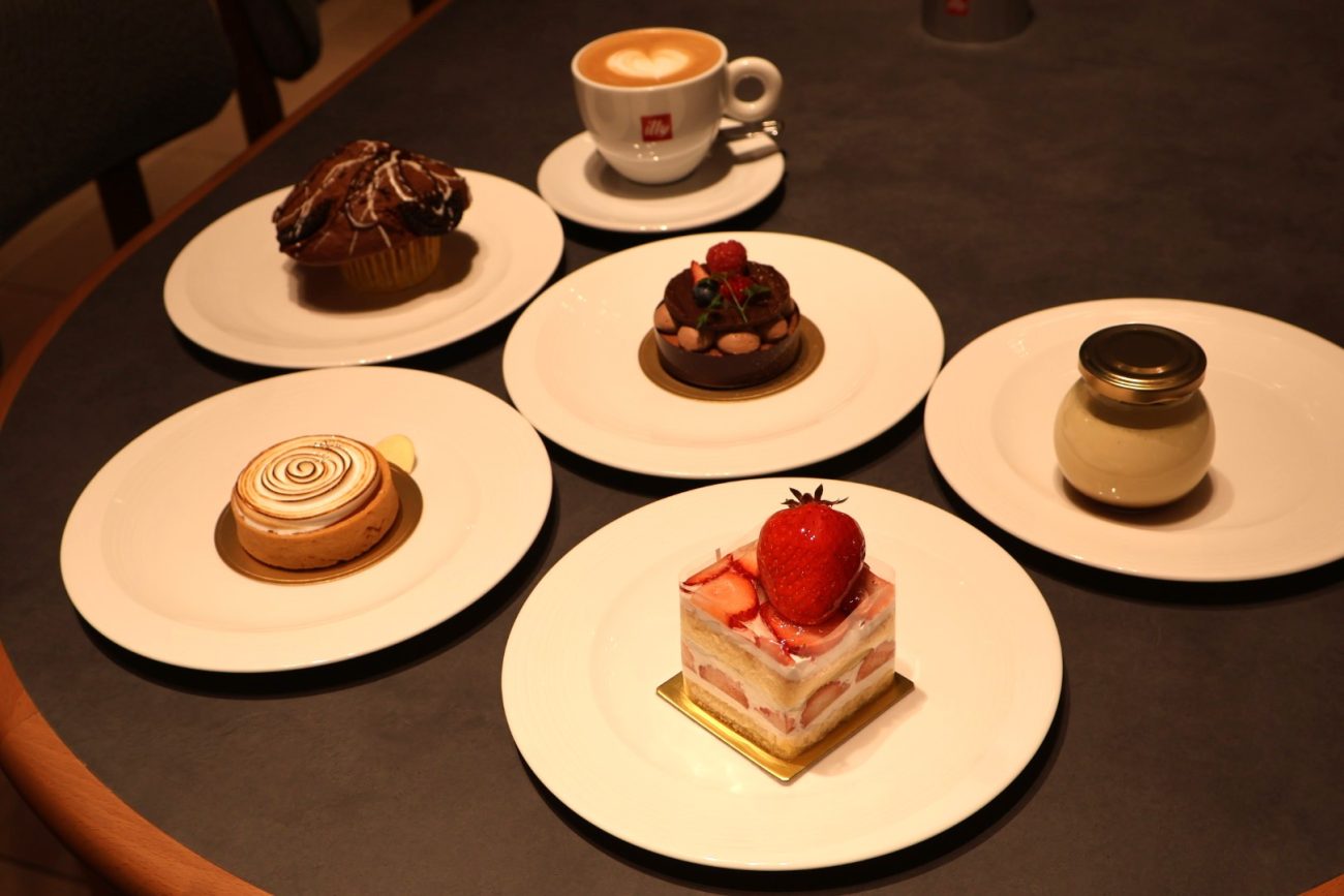 「bean by the bay」 のケーキ・チョコレートマフィンなど