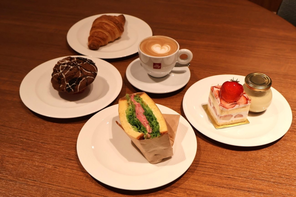 「bean by the bay」の ケーキ・ローストビーフサンドイッチなど