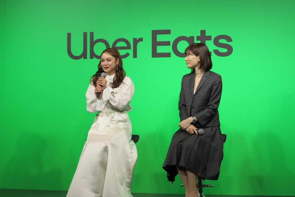 平愛梨氏（左）、馬淵磨理子氏（右）