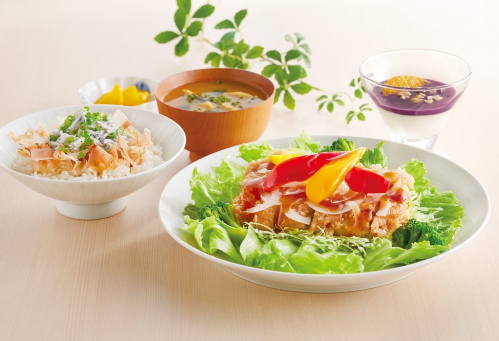 野菜たっぷりチキンの竜田揚げと釜揚げしらす丼