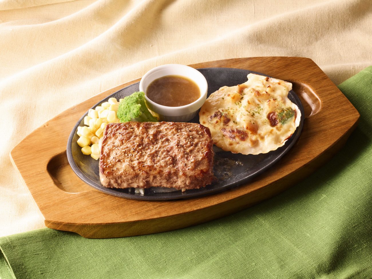 ビーフハンバーグステーキ＆北海道産帆立のグラタン