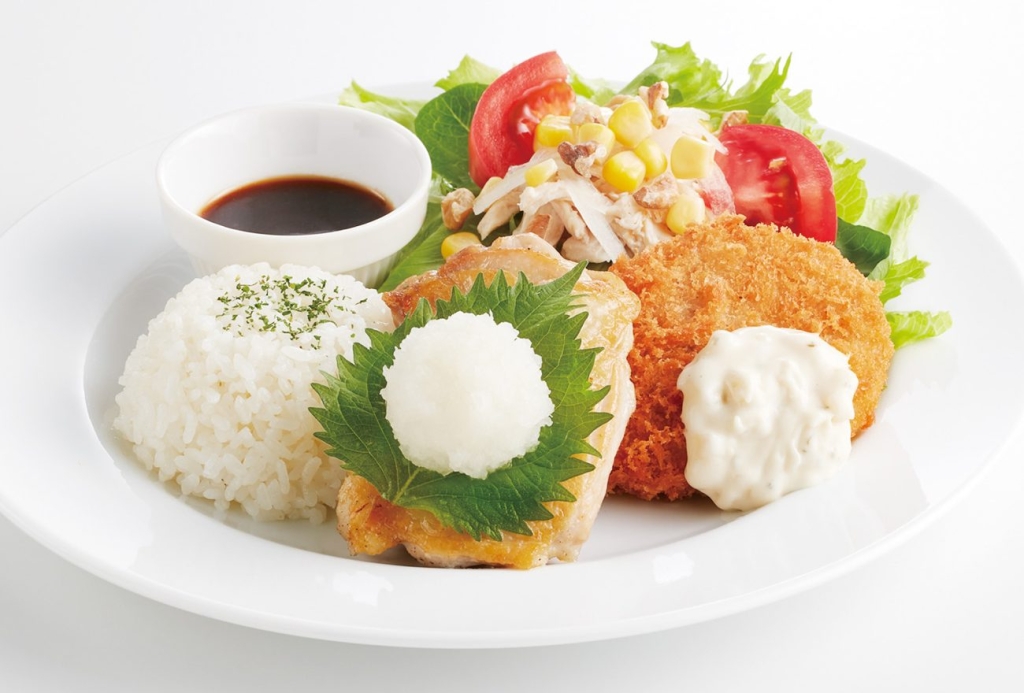 【木曜日】和風チキンステーキとポテトコロッケ＆蒸し鶏サラダ（スープバー付）／637円（税込700円）