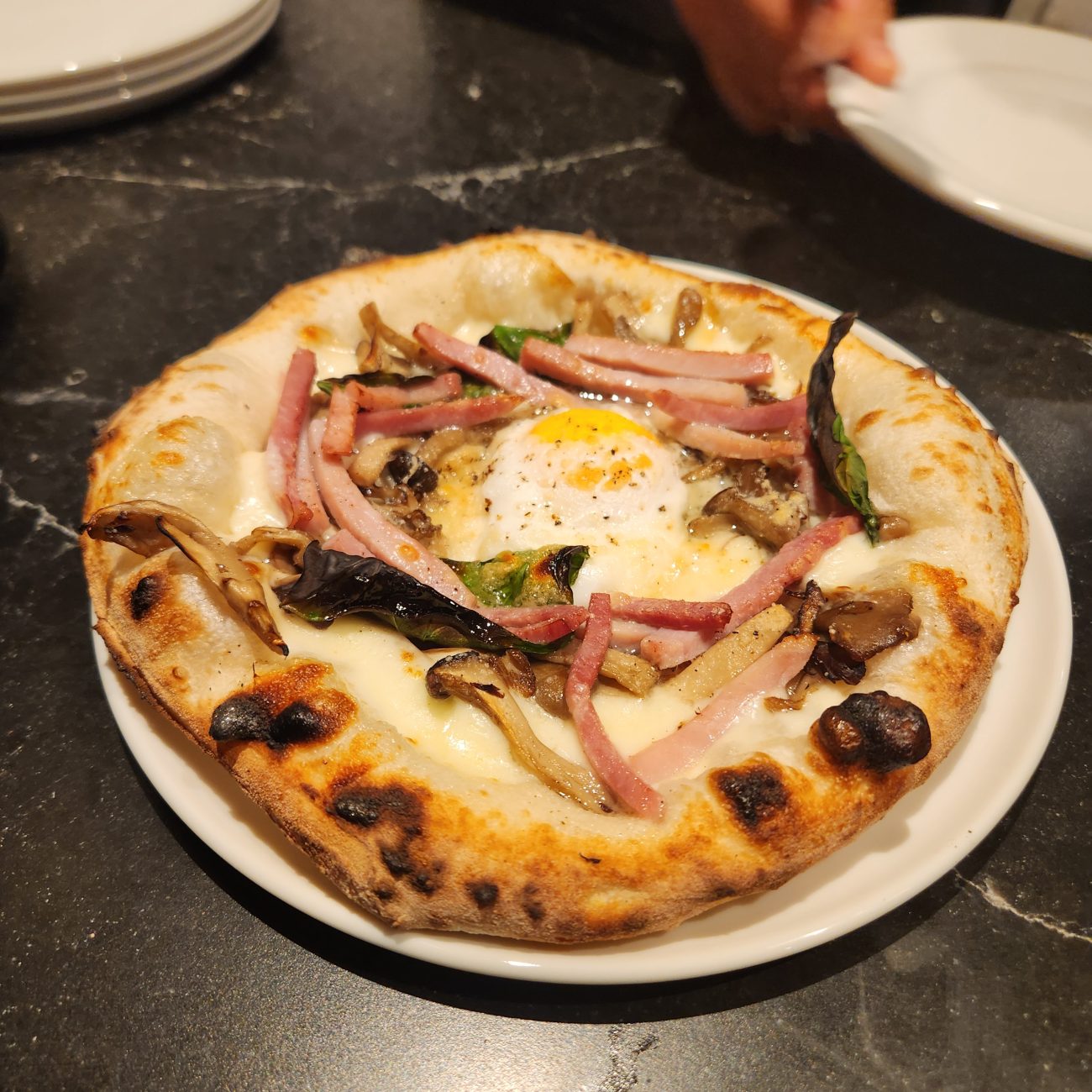 ピッツェリアでは素材と製法にこだわった商品を提供する