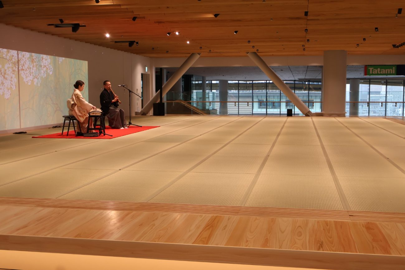 伊藤園さらり畳と和楽器演奏で和の演出