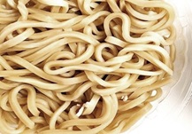 スープと絡み合う極太麺