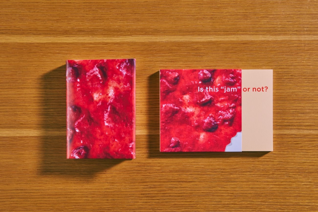 左:「まるごと果実 いちご」柄のオリジナルブックカバー / 右:「Is this “jam” or not?」
