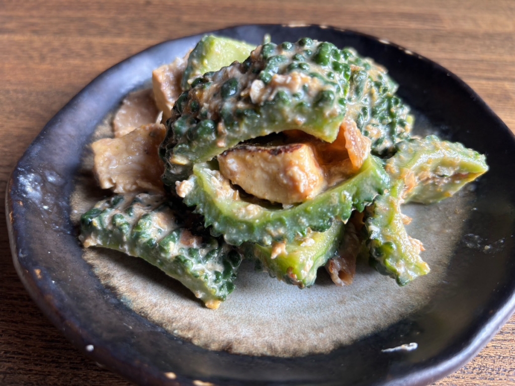 沖縄の家庭料理を代表する一皿「ゴーヤチャンプルー」