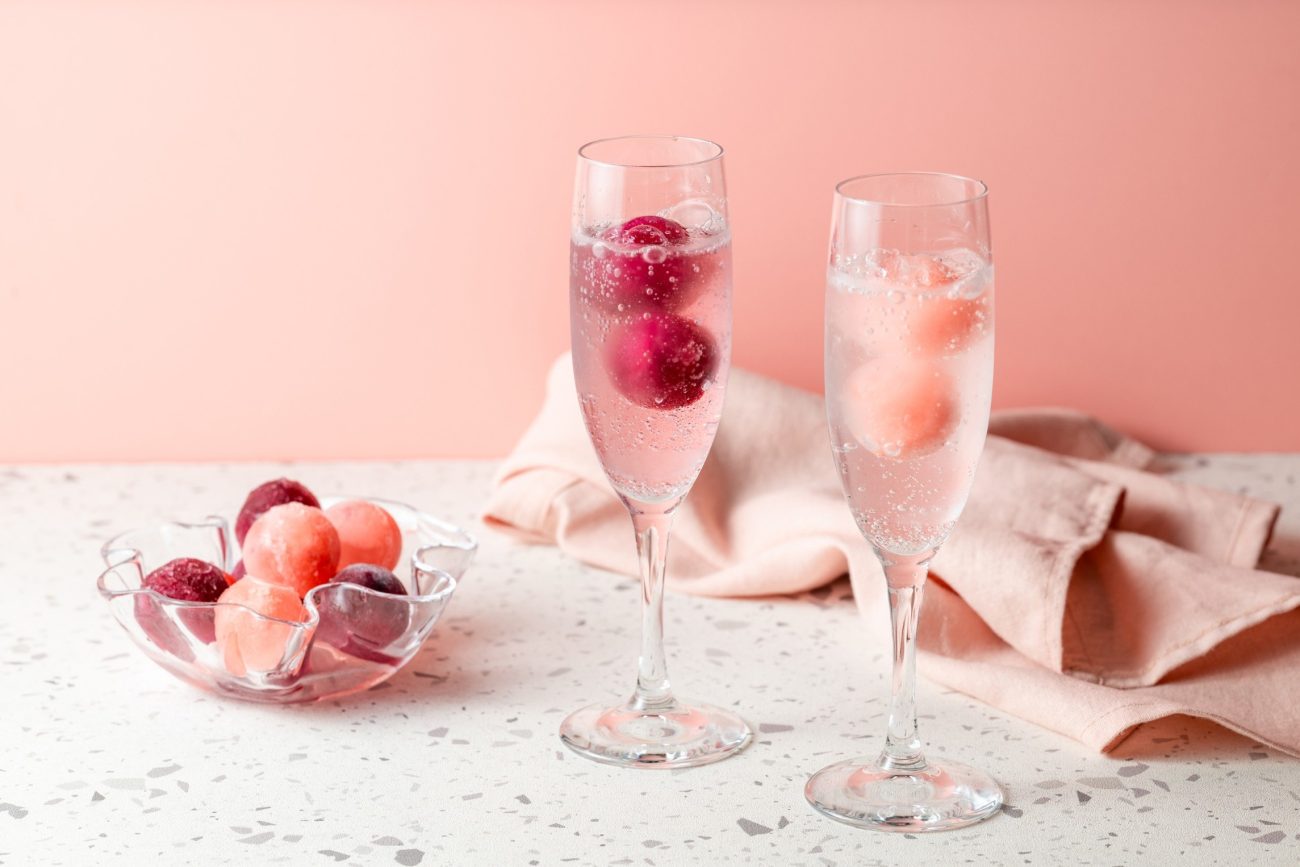 スパークリングに合わせて華やかに!ぷかぷか浮かぶ「ジャム氷」