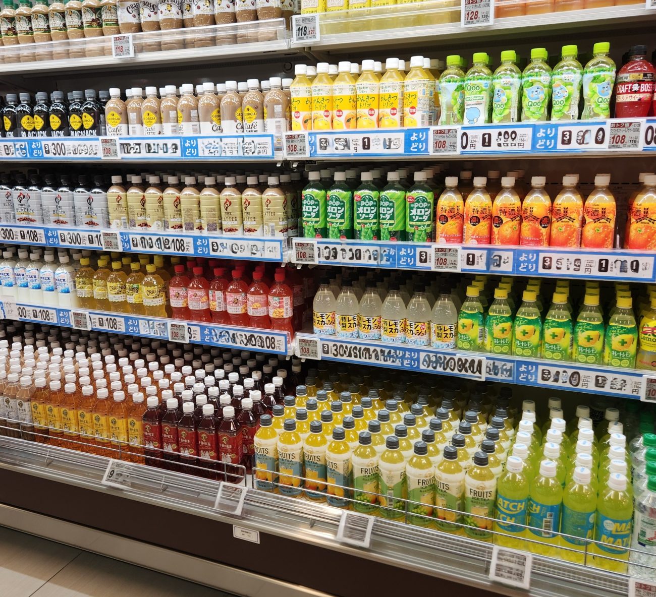 いまや飲料売り場では小型PET製品が主流になっている（写真はイメージ）