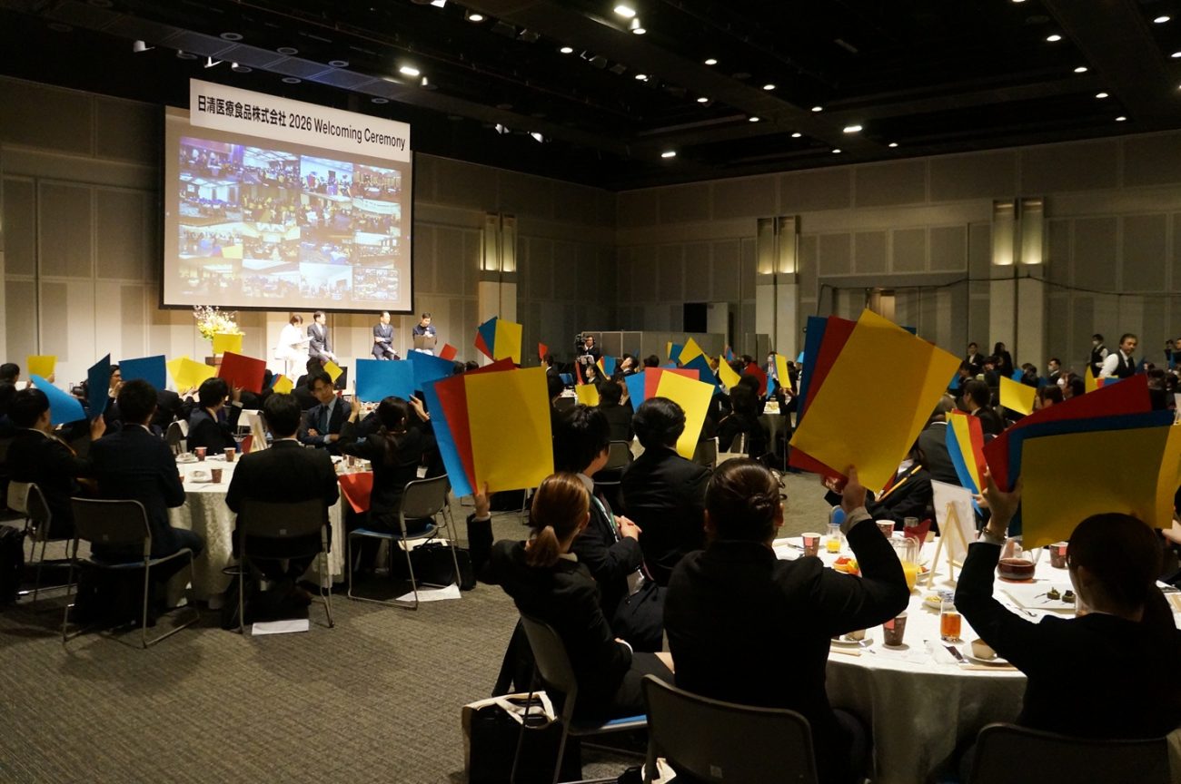 全国14会場を中継でつなぎ、全員参加型の3択クイズを出題