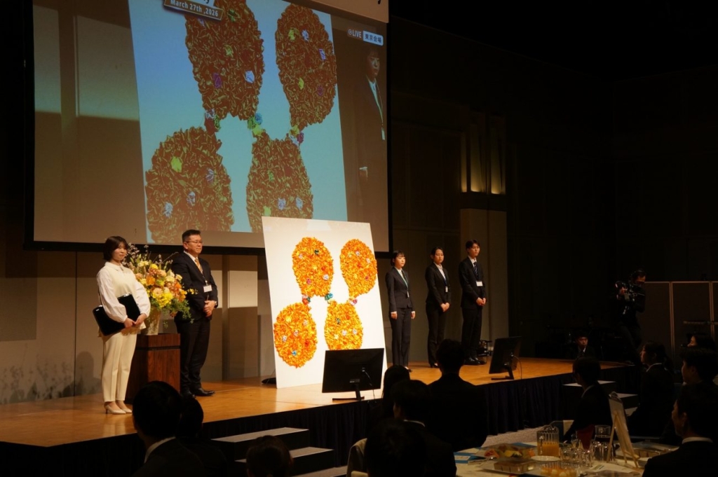 新入社員の思いが込められたリボンを使ったアート