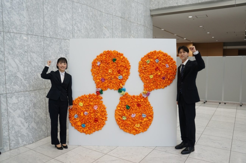 入社式に参加した木ノ本陸さんと春日祝希さん（左）