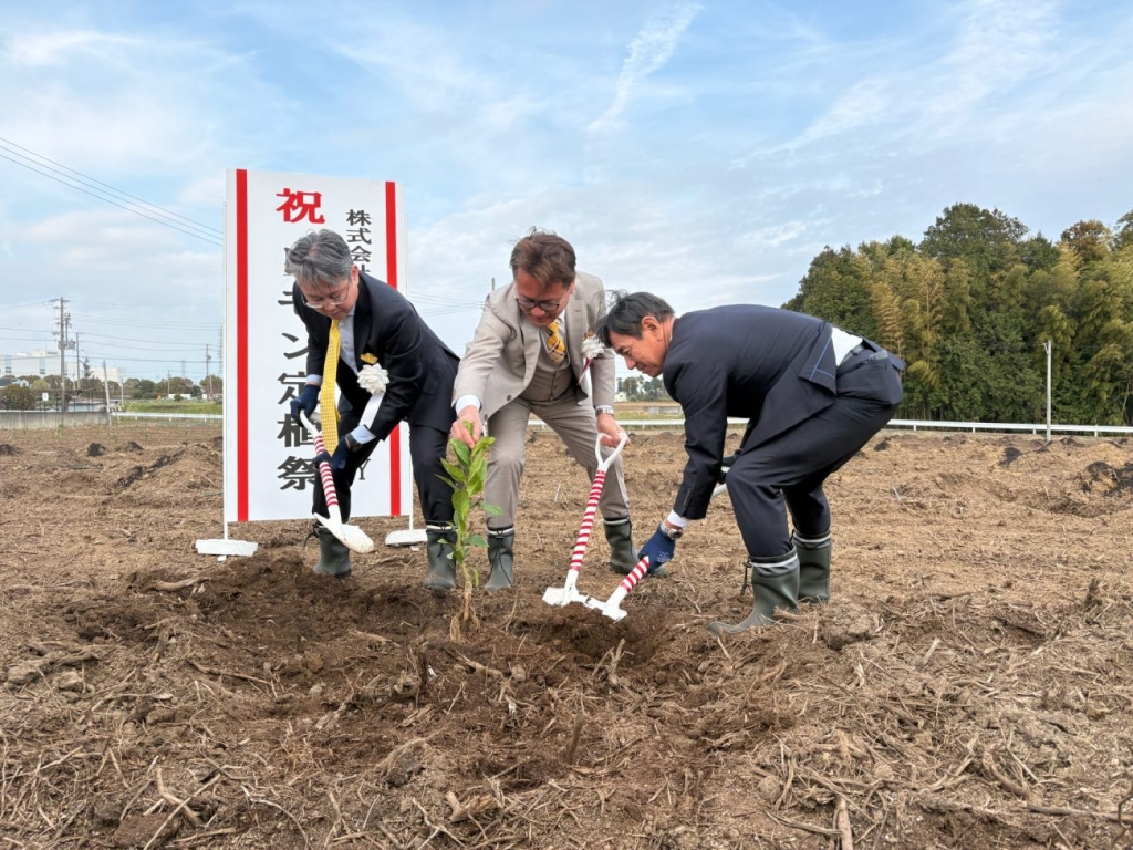 ポッカサッポロ佐藤社長らによるレモン苗木 定植の様子