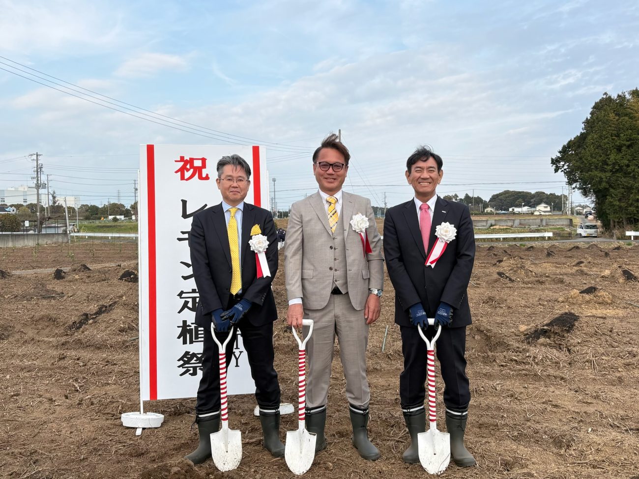 「レモン定植祭」を静岡県磐田市の圃場で実施(左から)西本WismettacHDの新開COO、LEMONITY社長を務める鈴生の鈴木社長、ポッカサッポロ佐藤社長