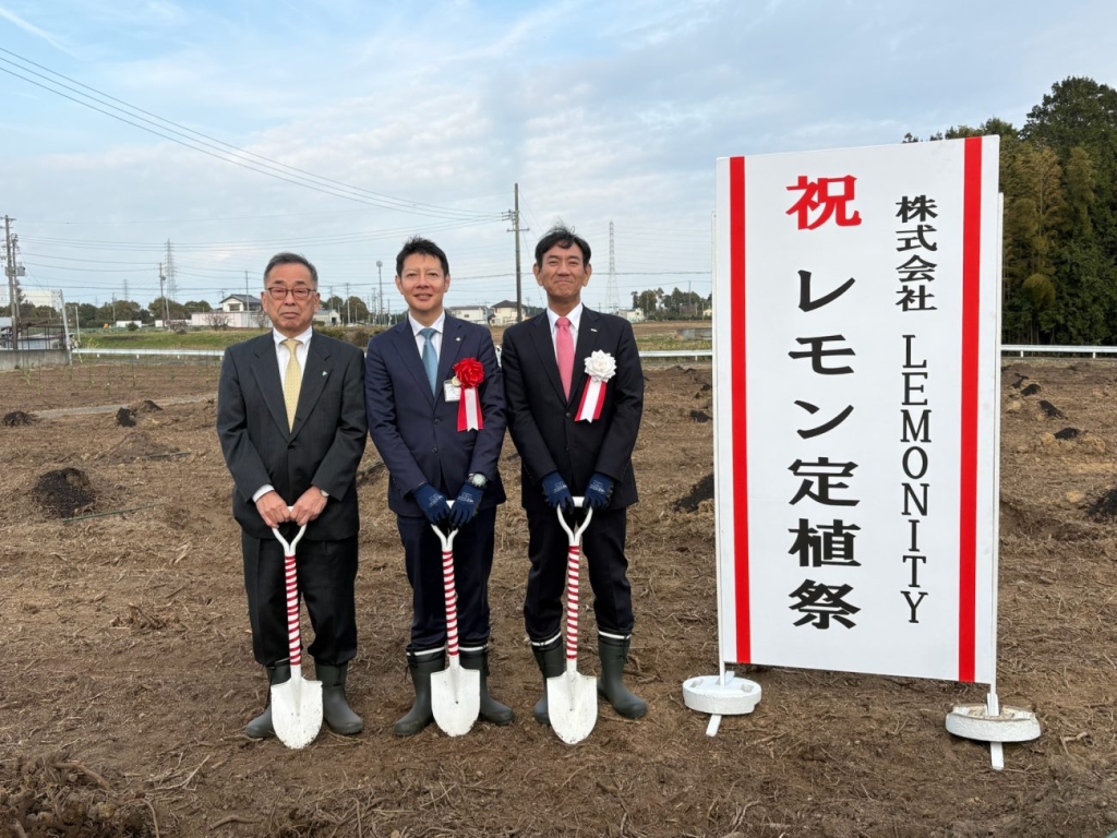 (左から)遠州中央農業協同組合の山田耕司代表理事組合長、磐田市の草地博昭市長、ポッカサッポロ佐藤社長