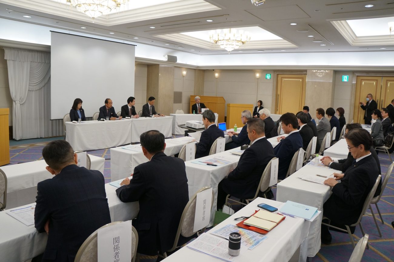 在宅療養者への栄養管理の重要性について話し合う