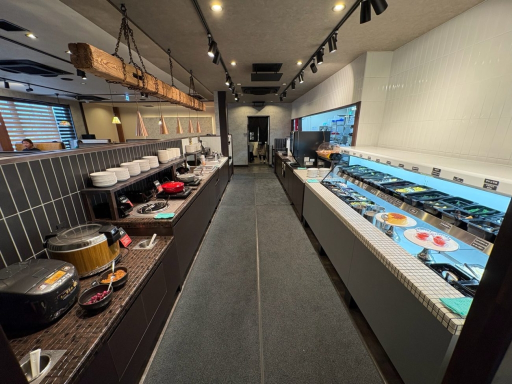 サラダバーは片面タイプを導入