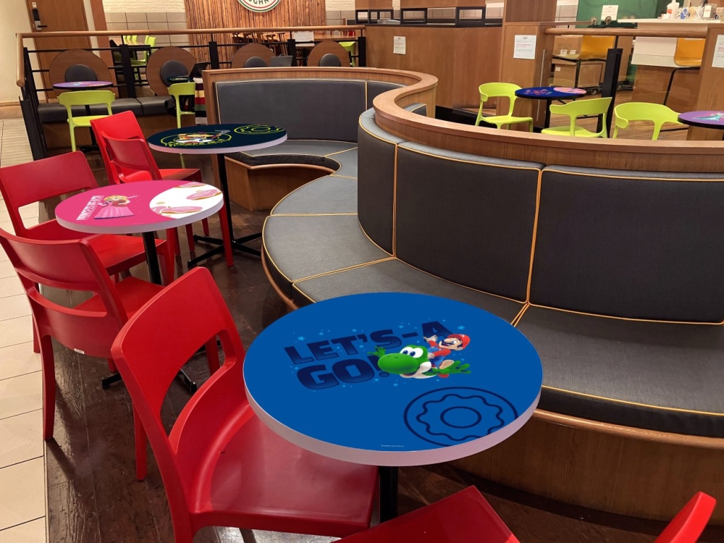 渋谷シネタワー店 テーブルにはキャラクターのイラストを施した