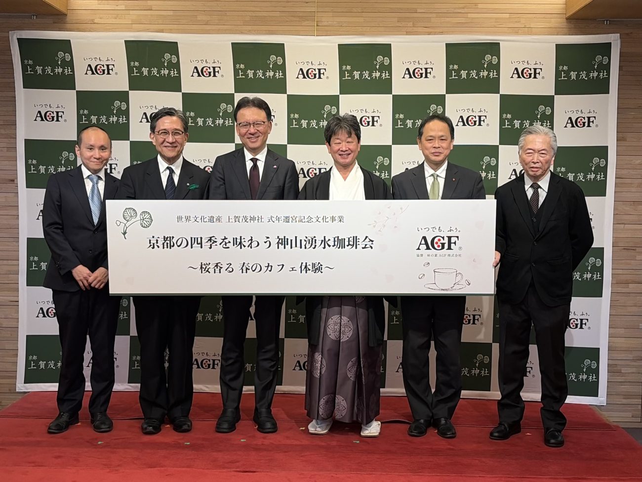 （左から）亀屋良長の吉村社長、松井市長、島本社長、髙井宮司、鈴木副知事、山田松香木の山田社長