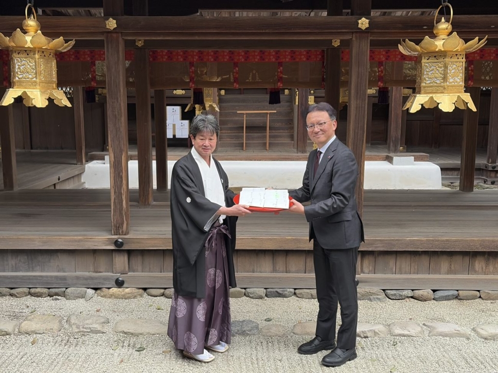 上賀茂神社で「神山湧水珈琲」を奉納。（左から）髙井宮司と味の素AGF島本社長