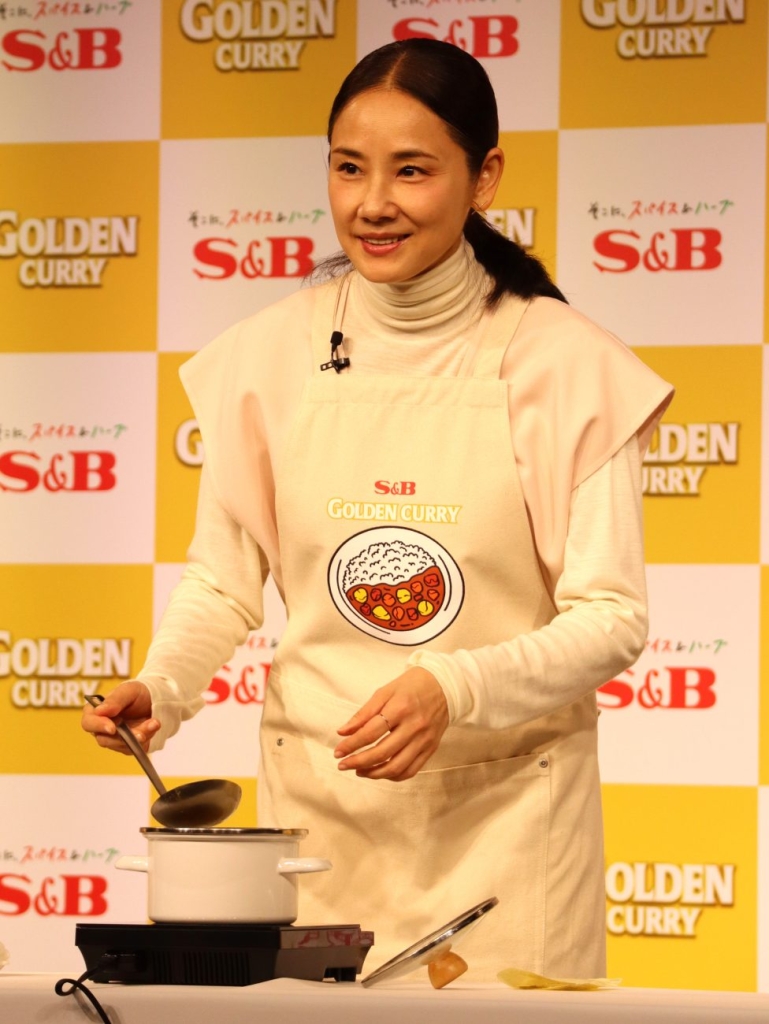 新商品のパウダールウを使って調理する吉田さん