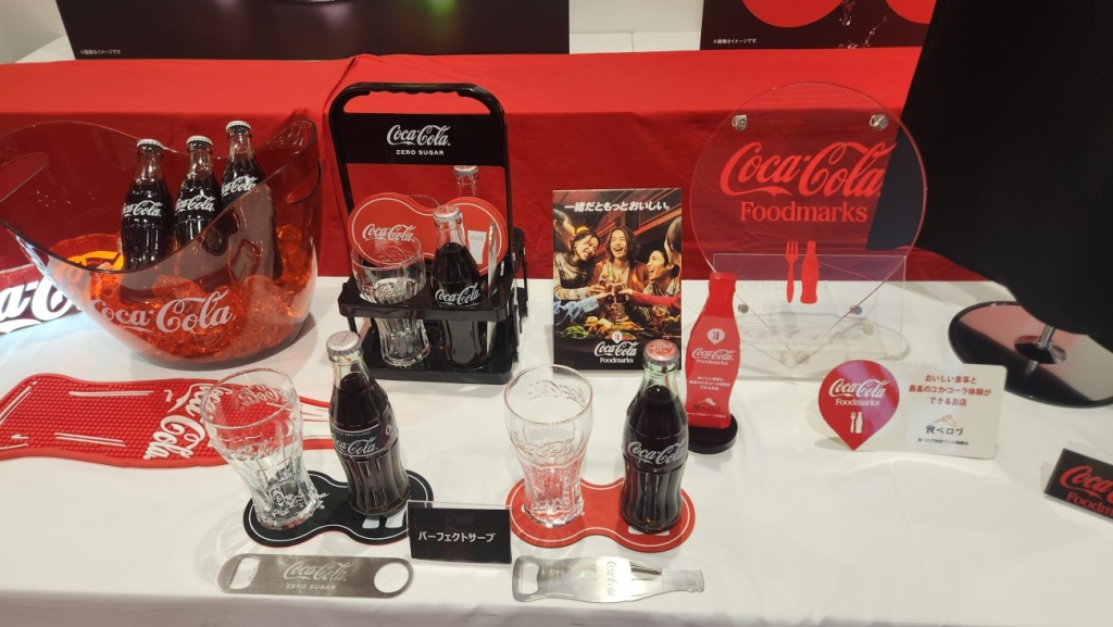 瓶コークによる体験価値を広めるための店舗グッズを開発