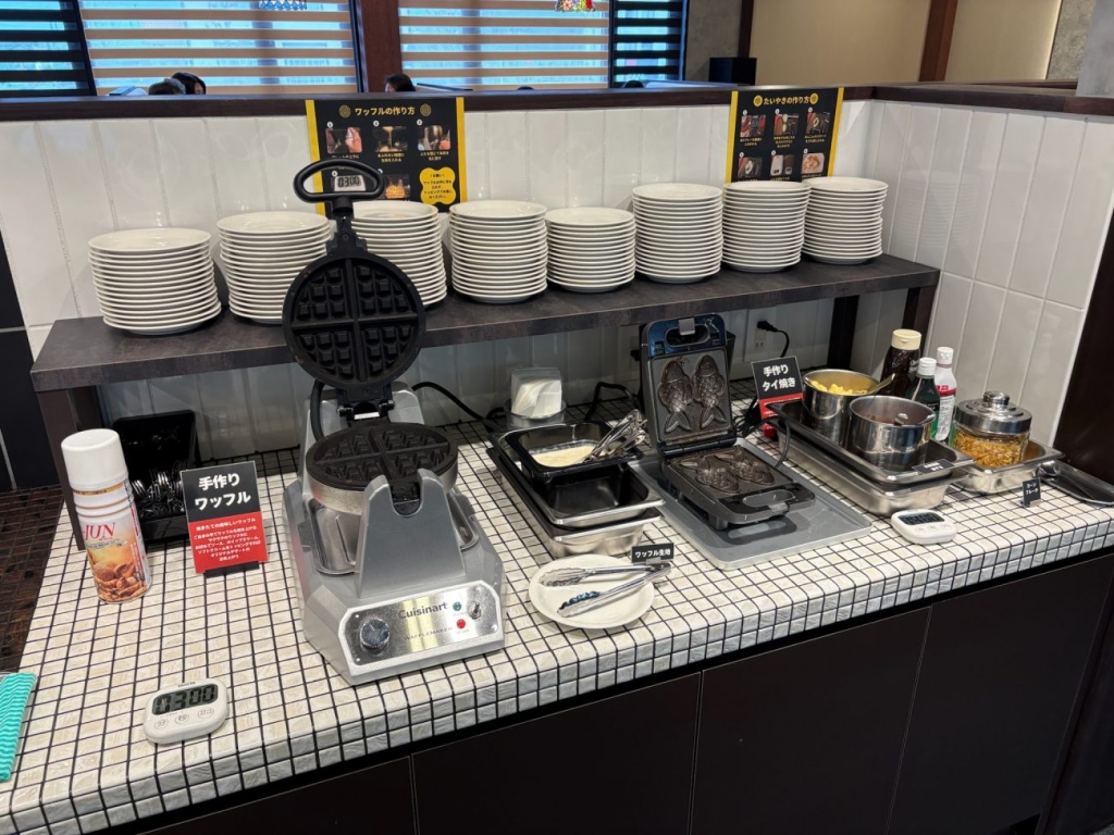 ソフトクリームやワッフルなど、自分で作れるセルフクッキングコーナー