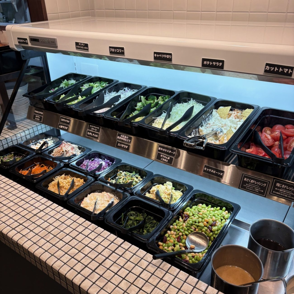 サラダバーは壁付けの片面カウンターを採用