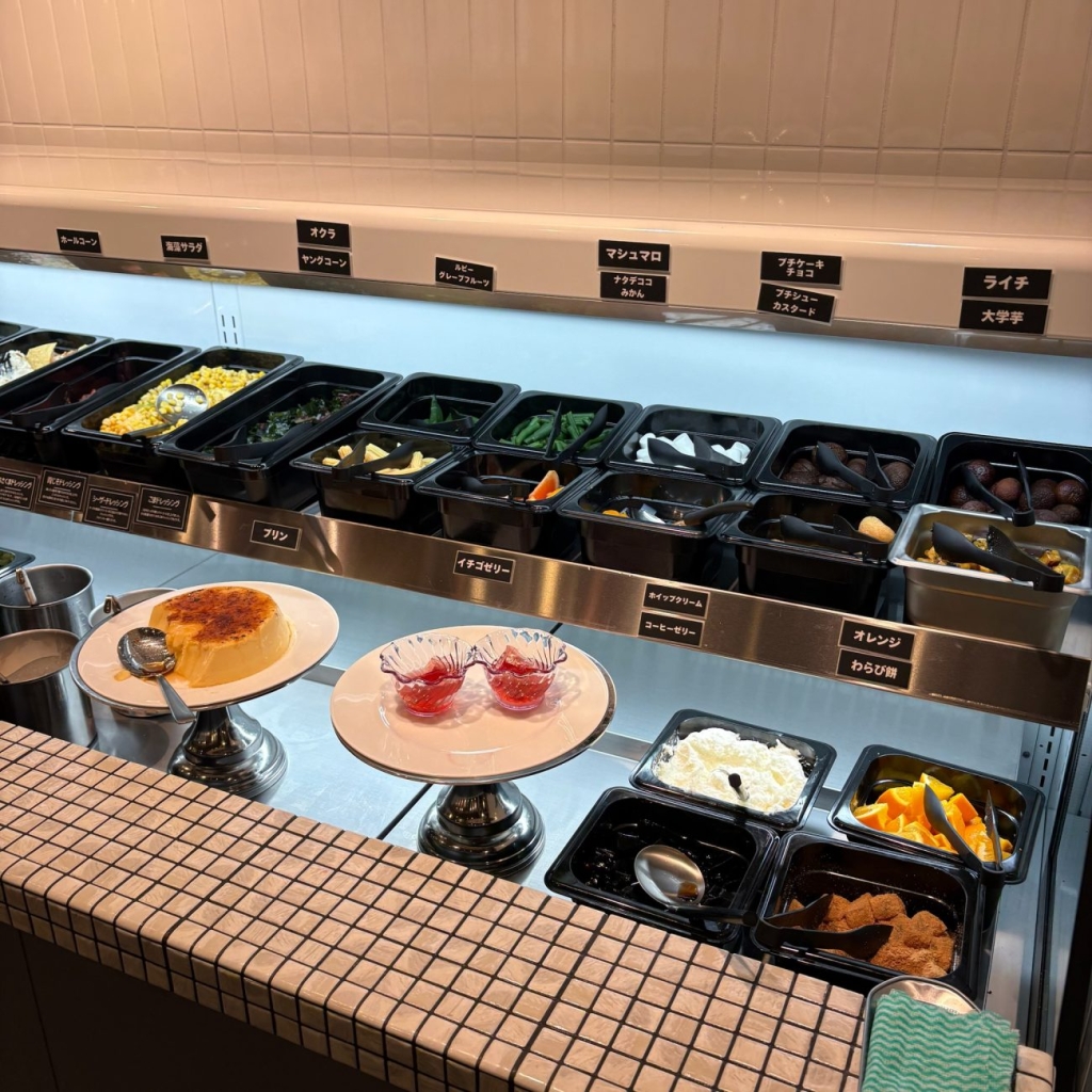 サラダバーにはプリンやゼリーもラインアップ
