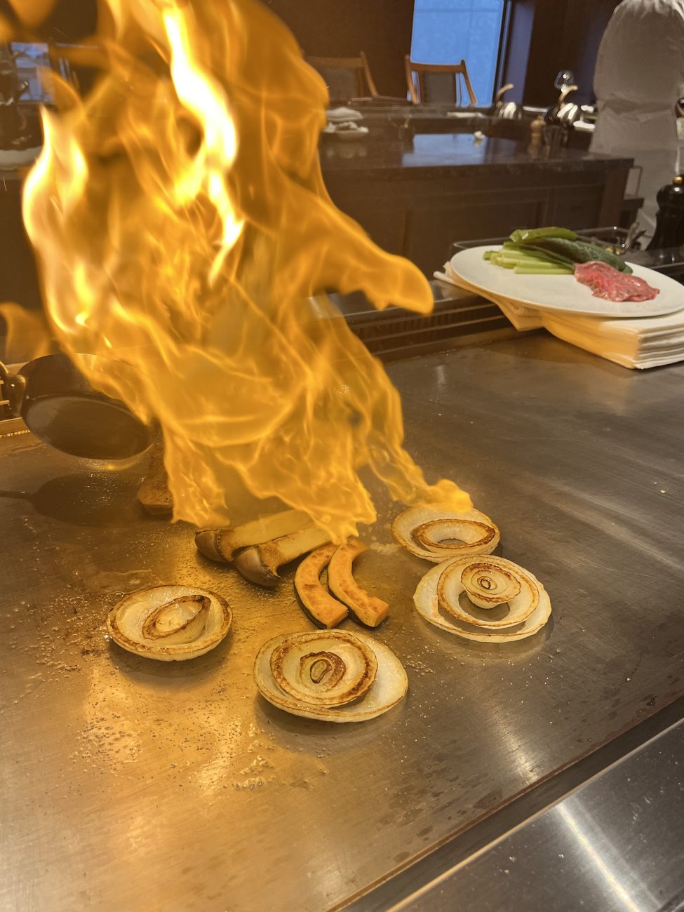 目の前の鉄板では炎が上がるパフォーマンスも楽しめる