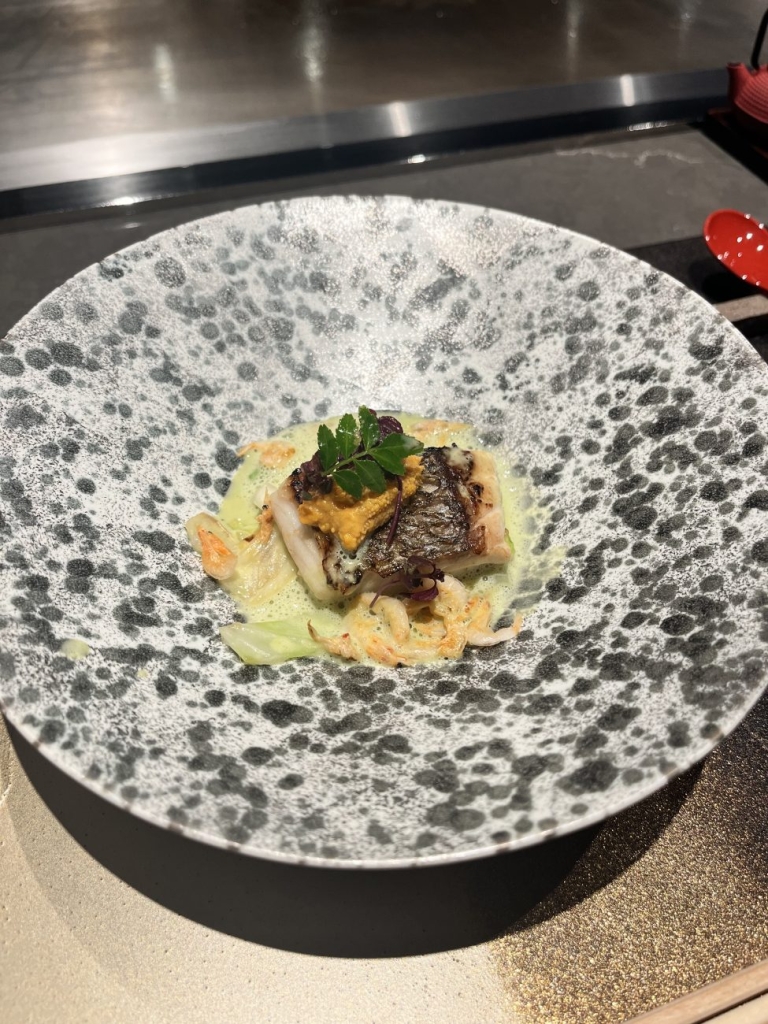 この日の白身魚は鯛。魚やサクラエビを鉄板で焼きながら、こだわりのソースを添え「フレンチと鉄板焼きの融合」を感じる一皿に