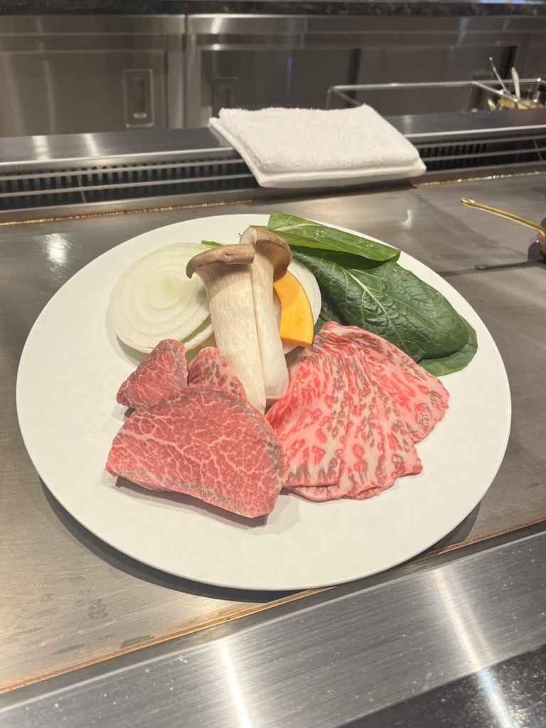 メインは黒毛和牛のテンダーロインステーキ(フィレ50g)とすき焼き風の焼きしゃぶ